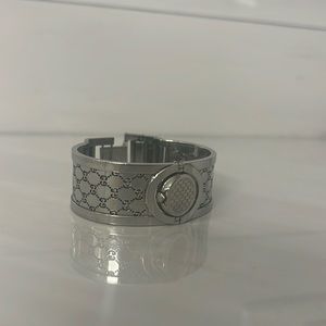 Gucci watch with adjustable strap